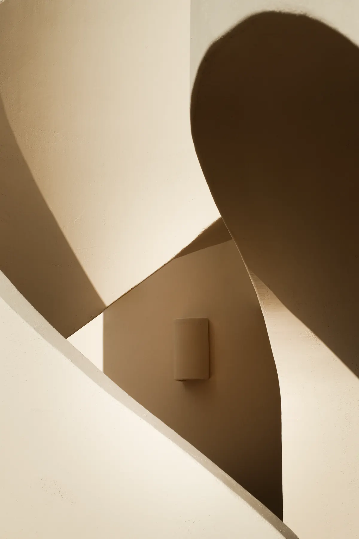 Intersecting curved walls in warm plaster